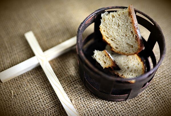 Kreuz und Korb mit Brot